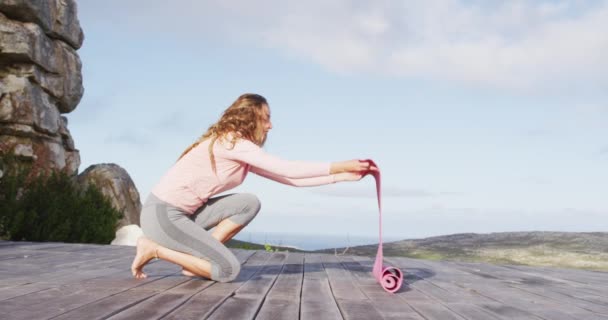 Blanke Vrouw Leggen Yoga Mat Buiten Het Dek Landelijke Berghelling — Stockvideo
