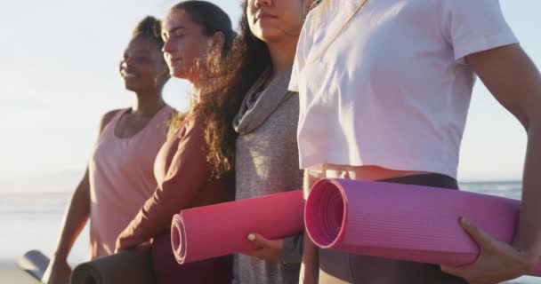Gruppe Diverser Freundinnen Mit Yogamatten Strand Gesunder Aktiver Lebensstil Fitness — Stockvideo