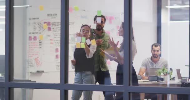 Groupe Diversifié Collègues Travail Brainstorming Utilisant Mur Verre Dans Salle — Video