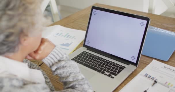 Afro Americana Idosa Tendo Uma Chamada Vídeo Laptop Com Espaço — Vídeo de Stock