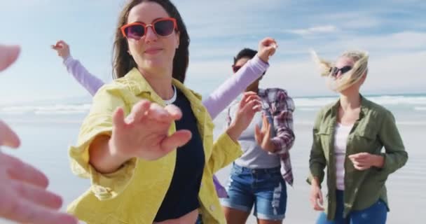 Fröhliche Gruppe Unterschiedlicher Freundinnen Die Spaß Haben Tanzen Und Strand — Stockvideo