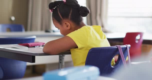 Potret Gadis Ras Campuran Yang Bahagia Duduk Kelas Membuat Catatan — Stok Video