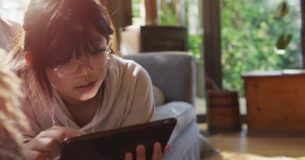 Menina Asiática Deitada Sofá Usando Tablet Sorrindo Casa Isolamento Durante — Vídeo de Stock