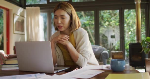 아시아 집에서 책상에 앉아서 노트북을 사용하고 있습니다 시설에 — 비디오