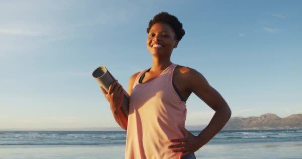 Ritratto Donna Afro Americana Che Regge Tappetino Yoga Sulla Spiaggia — Video Stock