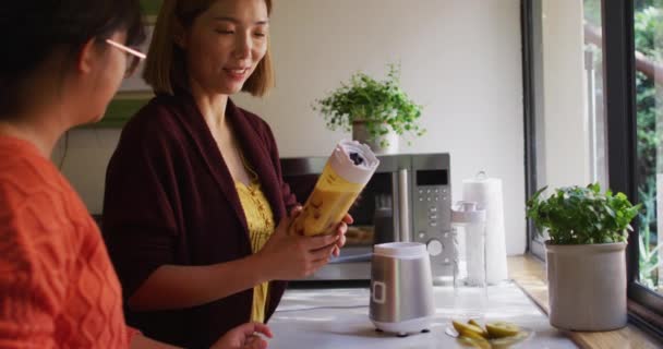 Azjatycka Matka Córka Przygotowują Zdrowy Napój Kuchni Uśmiechnięta Domu Izolacji — Wideo stockowe