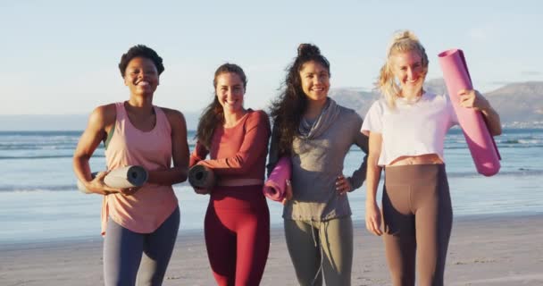 Porträtt Grupp Olika Kvinnliga Vänner Som Håller Yogamattor Stranden Hälsosam — Stockvideo