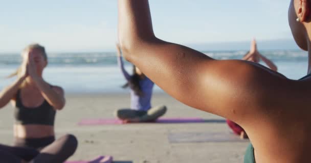 Gruppe Diverser Freundinnen Die Strand Meditieren Gesunder Aktiver Lebensstil Fitness — Stockvideo