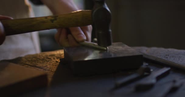 Acercamiento Las Manos Del Joyero Caucásico Femenino Usando Martillo Haciendo — Vídeos de Stock