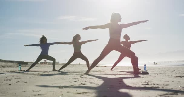 Groep Van Diverse Vrouwelijke Vrienden Die Yoga Beoefenen Het Strand — Stockvideo