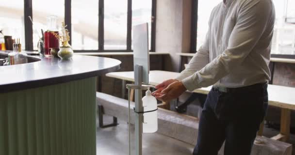 Blanke Man Werkt Een Bar Met Behulp Van Hand Ontsmettende — Stockvideo