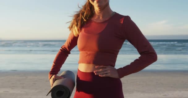 Portret Van Een Blanke Vrouw Met Een Lachende Yogamat Het — Stockvideo