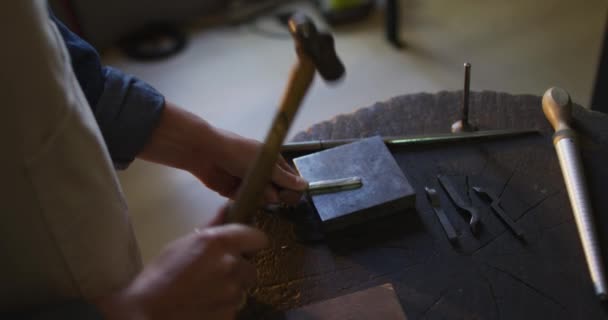 Gros Plan Des Mains Bijoutier Caucasien Utilisant Marteau Fabrication Bijoux — Video
