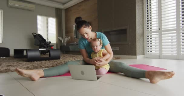 Blanke Moeder Die Haar Baby Vasthoudt Terwijl Yoga Beoefent Een — Stockvideo