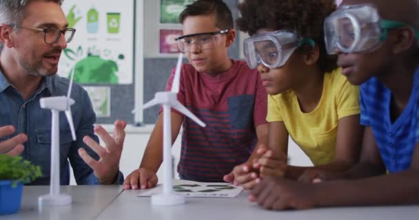 Diverse Mannelijke Leerkrachten Kinderen Die Leren Windenergie Hernieuwbare Energiebronnen Kinderen — Stockvideo