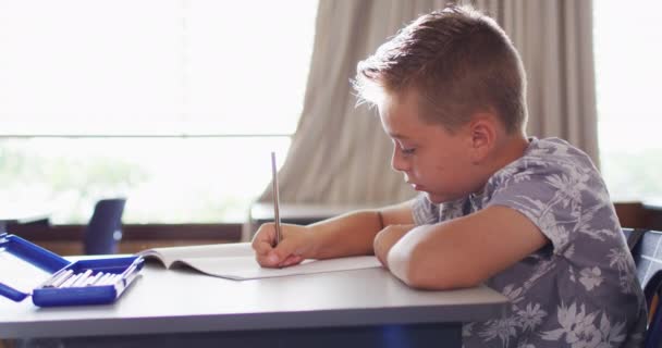Portret Białego Ucznia Siedzącego Klasie Robiącego Notatki Patrzącego Kamerę Dzieci — Wideo stockowe