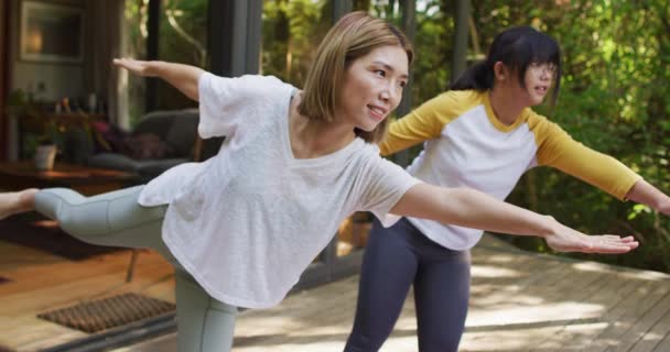 Aziatische Moeder Dochter Oefenen Yoga Buiten Tuin Thuis Geïsoleerd Tijdens — Stockvideo