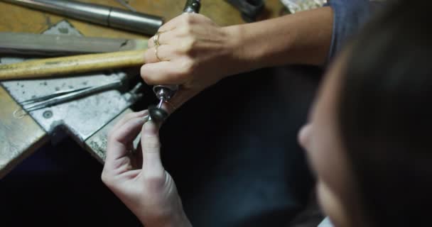 Nahaufnahme Der Hände Einer Kaukasischen Juwelierin Die Werkzeuge Benutzt Schmuck — Stockvideo