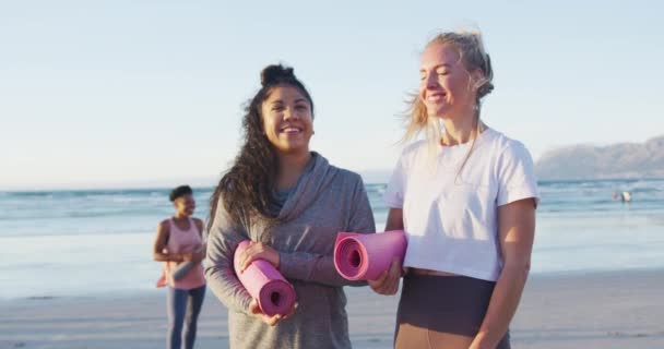 Sahilde Yoga Minderleri Tutan Bir Grup Kadın Arkadaş Sağlıklı Aktif — Stok video