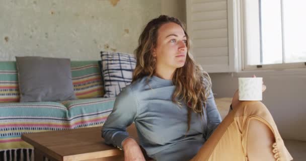 Blanke Vrouw Zit Vloer Woonkamer Koffie Drinken Kijkt Uit Het — Stockvideo