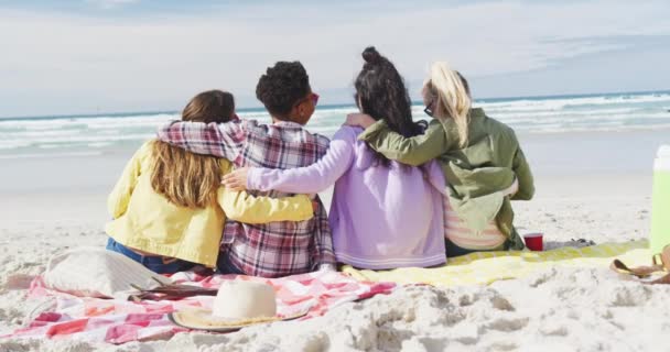 Felice Gruppo Diverse Amiche Che Divertono Seduti Coperte Abbracciando Spiaggia — Video Stock