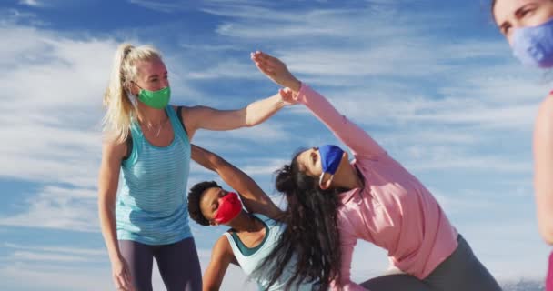 Groep Van Diverse Vrouwelijke Vrienden Dragen Gezichtsmaskers Beoefenen Yoga Het — Stockvideo