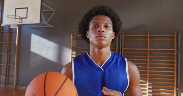 非洲裔美国男性篮球运动员持球的肖像 篮球场上的篮球 运动训练 — 图库视频影像