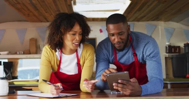 Couple Afro Américain Souriant Tout Utilisant Une Tablette Numérique Dans — Video