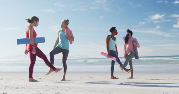 Gruppe Diverser Freundinnen Mit Gesichtsmasken Und Yogamatten Strand Gesunder Aktiver — Stockvideo