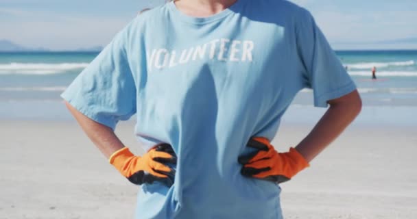 Retrato Una Mujer Caucásica Con Camiseta Voluntaria Mascarilla Mirando Cámara — Vídeos de Stock