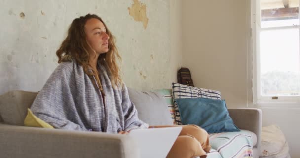 Gedachte Blanke Vrouw Met Deken Zittend Bank Met Laptop Zonnige — Stockvideo