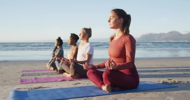 Gruppo Diverse Amiche Che Meditano Spiaggia Sano Stile Vita Attivo — Video Stock