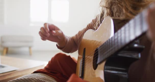 Środkowa Część Białej Kobiety Grającej Gitarze Akustycznej Siedzącej Słonecznym Domku — Wideo stockowe