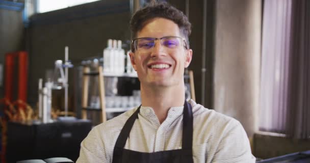 Kafe Barında Çalışan Kameraya Gülümseyen Önlüklü Mutlu Beyaz Adamın Portresi — Stok video