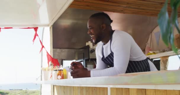 Afro Américain Portant Tablier Qui Commande Manger Food Truck Camion — Video