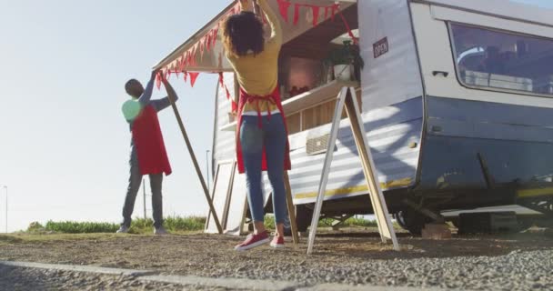 Couple Afro Américain Portant Des Tabliers Installant Leur Camion Nourriture — Video