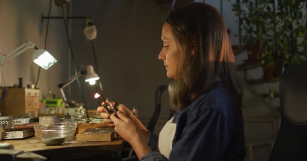 Masada Oturan Beyaz Kadın Kuyumcu Atölyede Mücevher Yapıyor Bağımsız Yapımı — Stok video