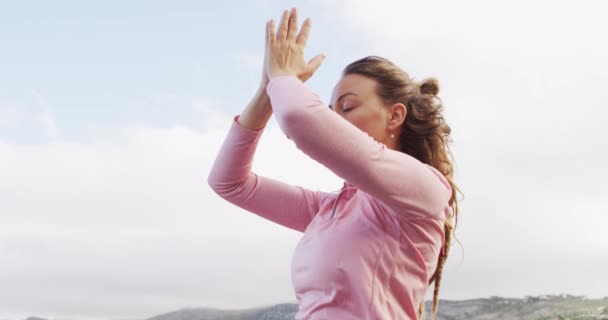 Donna Caucasica Praticare Meditazione Yoga All Aperto Ambiente Rurale Montagna — Video Stock