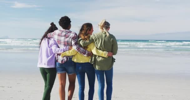 Szczęśliwa Grupa Różnorodnych Żeńskich Przyjaciół Bawiących Się Spacerujących Wzdłuż Plaży — Wideo stockowe
