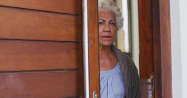 Portret Van Afro Amerikaanse Seniorenvrouw Die Voordeur Opent Thuis Verwelkomt — Stockvideo
