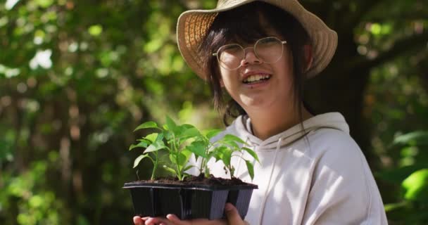 Retrato Menina Asiática Jardinagem Sorrindo Dia Ensolarado Casa Isolamento Durante — Vídeo de Stock