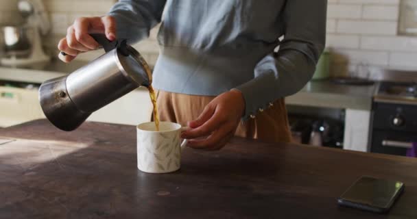 Sección Media Mujer Caucásica Pie Mostrador Cocina Casera Vertiendo Café — Vídeos de Stock