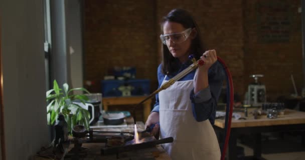 Gioielleria Femminile Caucasica Officina Con Grembiule Occhiali Con Bruciatore Gas — Video Stock