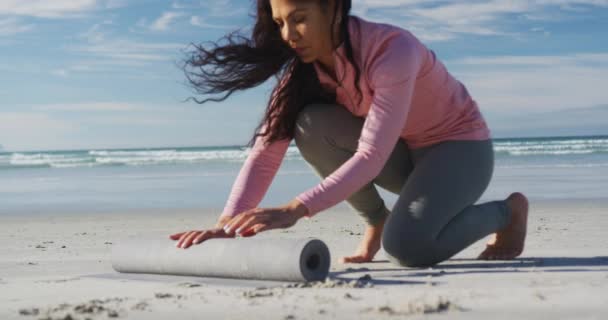 Μικτή Γυναίκα Αγώνα Τροχαίο Στρώμα Γιόγκα Στην Παραλία Υγιεινό Ενεργό — Αρχείο Βίντεο