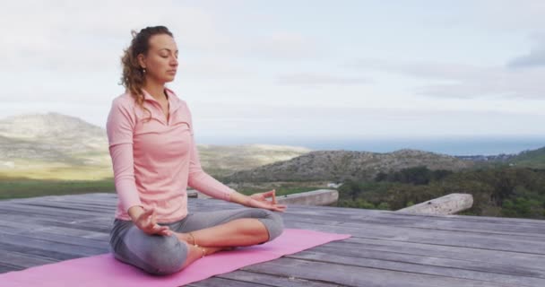 Mulher Caucasiana Praticando Meditação Ioga Sentado Convés Montanha Rural Vida — Vídeo de Stock