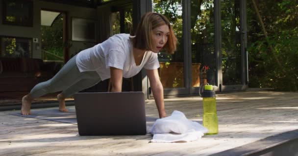 Donna Asiatica Che Pratica Yoga All Aperto Giardino Con Computer — Video Stock