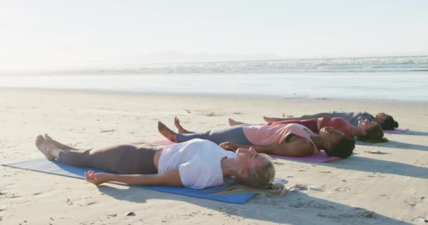 Groep Van Diverse Vrouwelijke Vrienden Die Yoga Beoefenen Liggend Matten — Stockvideo