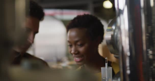 Diverso Colega Masculino Femenino Destilería Ginebra Inspeccionando Equipos Discutiendo Trabajar — Vídeo de stock