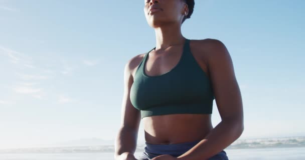 Afrikansk Amerikansk Kvinna Mediterar Stranden Solig Dag Hälsosam Aktiv Livsstil — Stockvideo