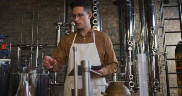 Uomo Caucasico Che Lavora Distilleria Controllando Prodotto Gin Fiaschetta Tenendo — Video Stock